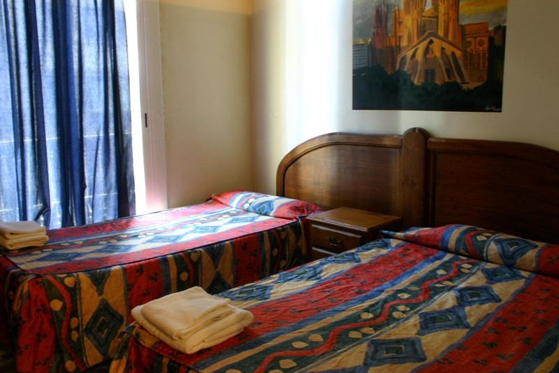 Hostal Eden บาร์เซโลนา ภายนอก รูปภาพ