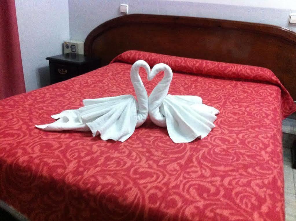 Hostal Eden บาร์เซโลนา ภายนอก รูปภาพ
